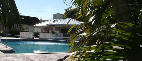 Una piscina al aire libre