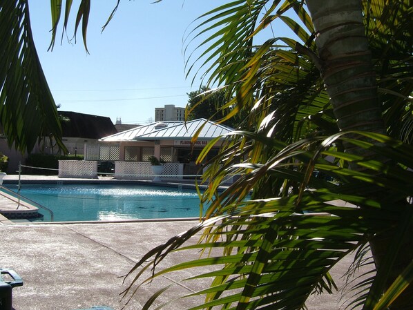 Una piscina al aire libre