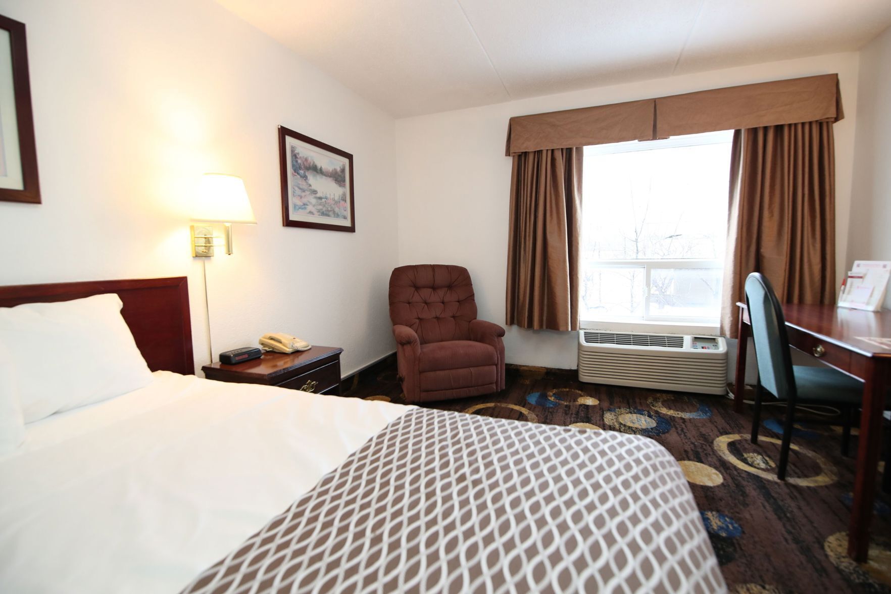 Premium bedding, desk, iron/ironing board, free WiFi