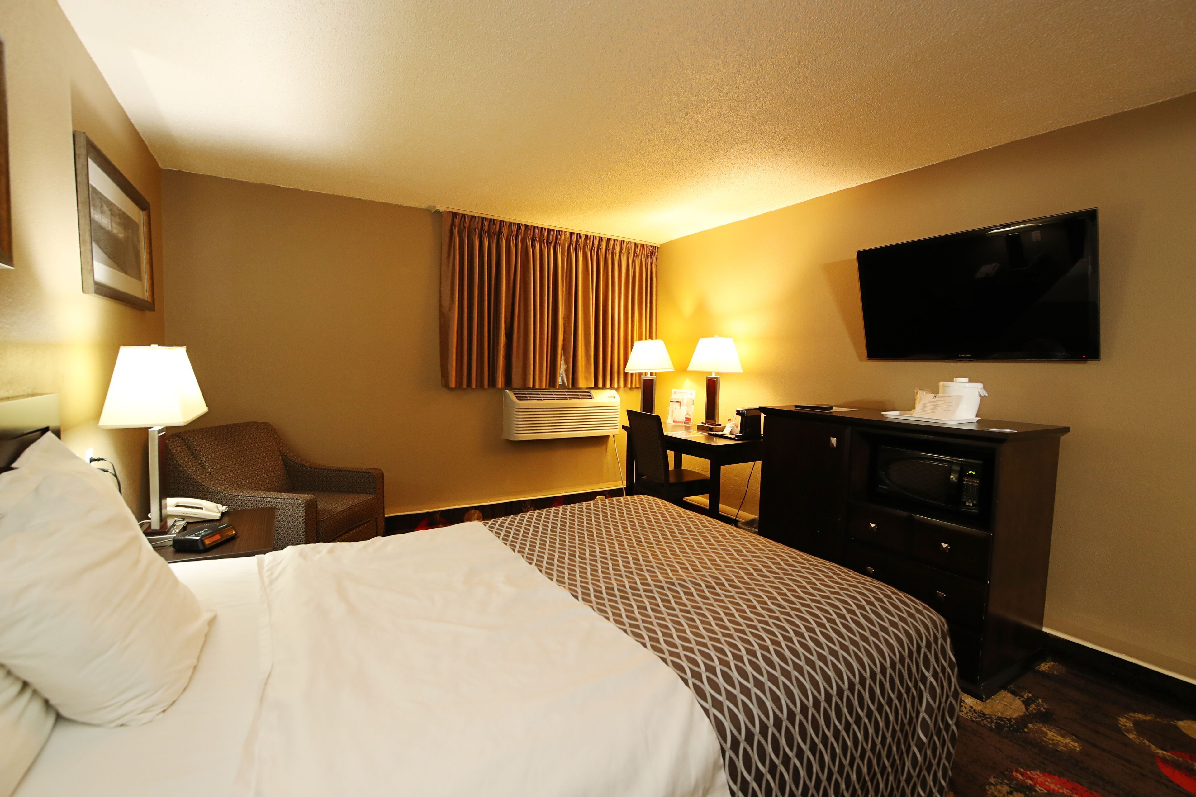 Premium bedding, desk, iron/ironing board, free WiFi