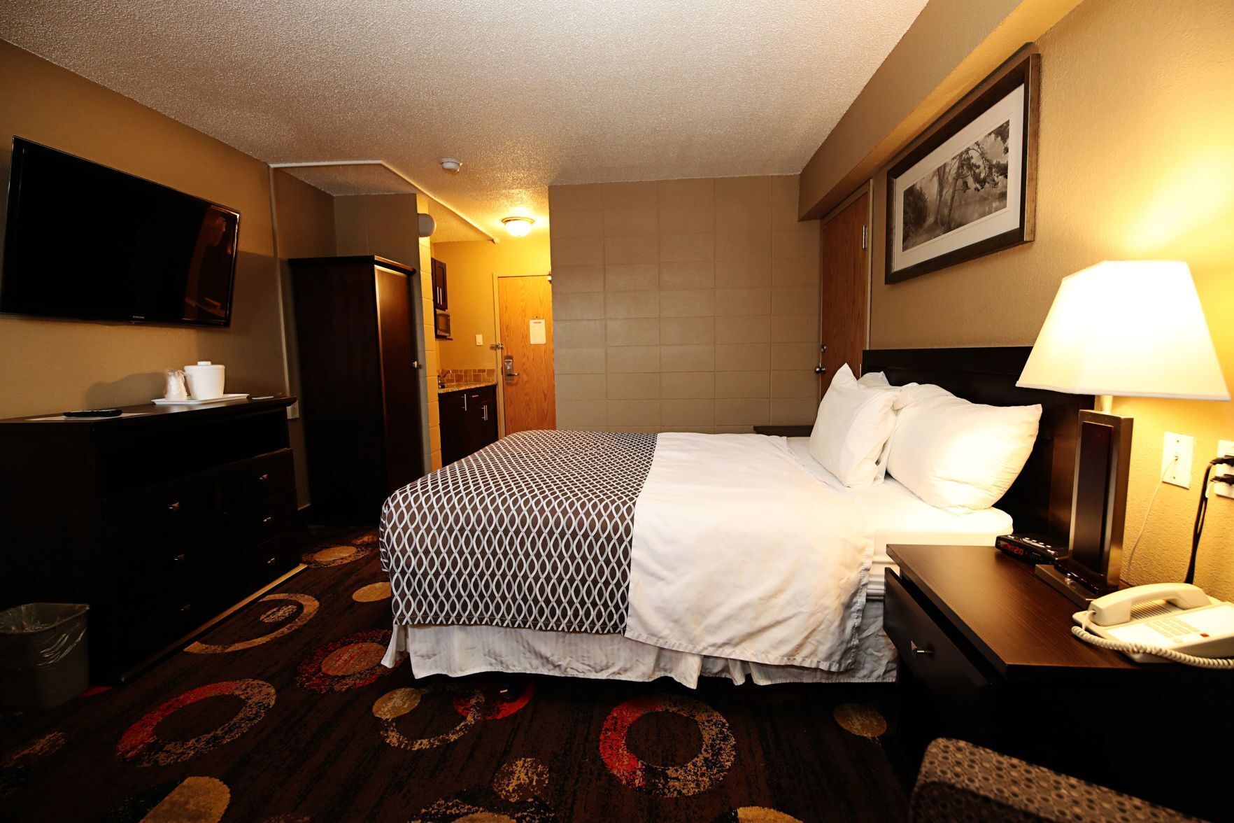 Premium bedding, desk, iron/ironing board, free WiFi