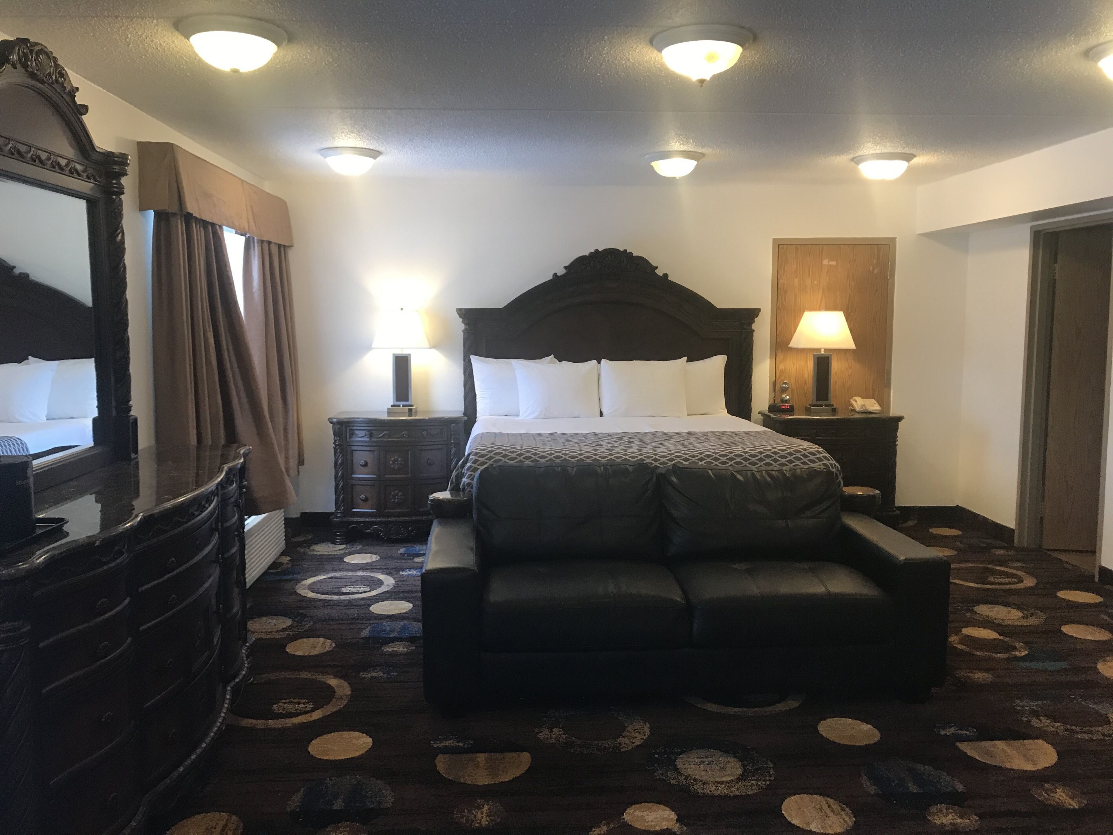 Premium bedding, desk, iron/ironing board, free WiFi