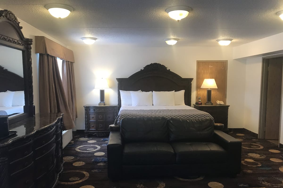 Premium bedding, desk, iron/ironing board, free WiFi