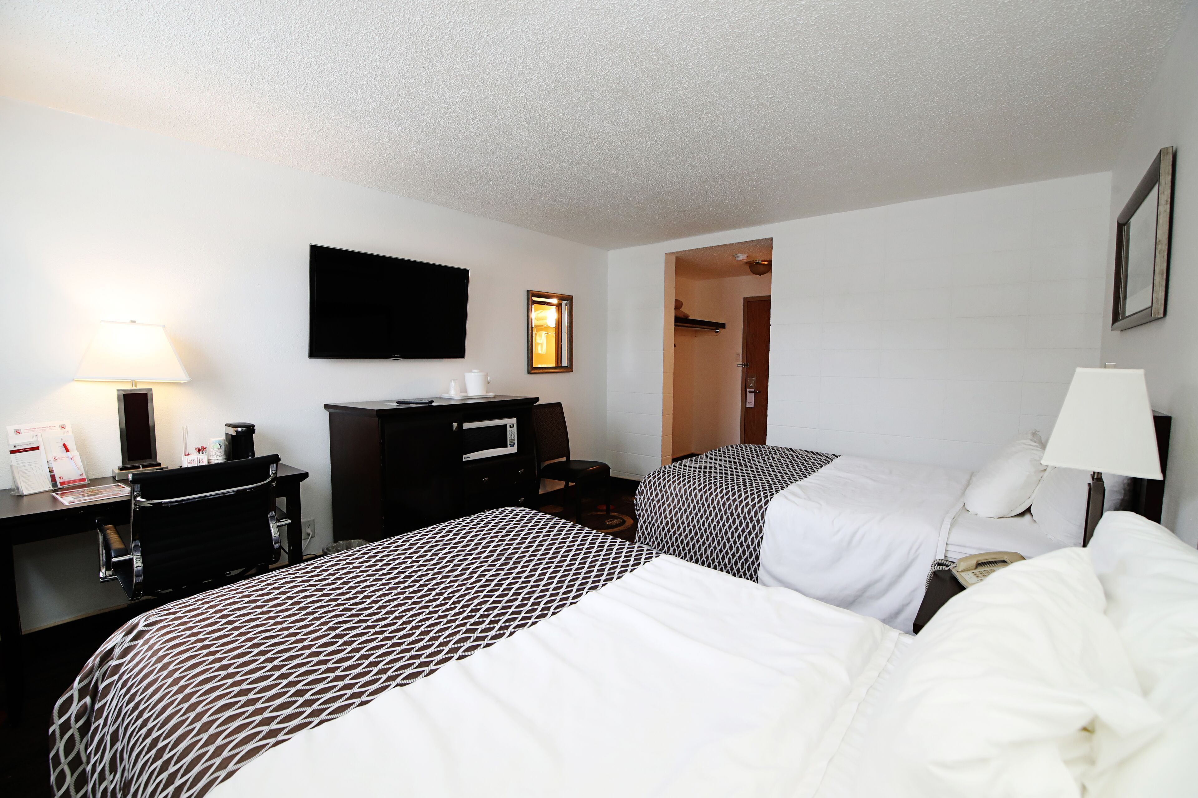 Premium bedding, desk, iron/ironing board, free WiFi