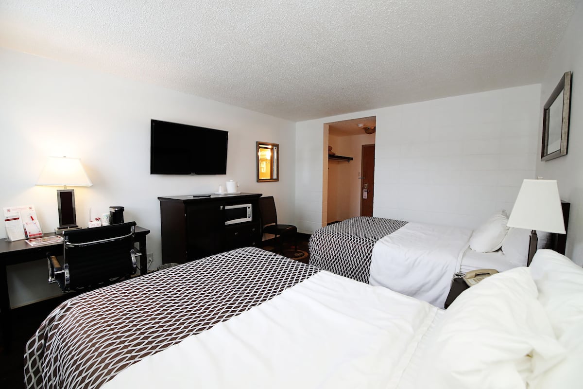 Premium bedding, desk, iron/ironing board, free WiFi