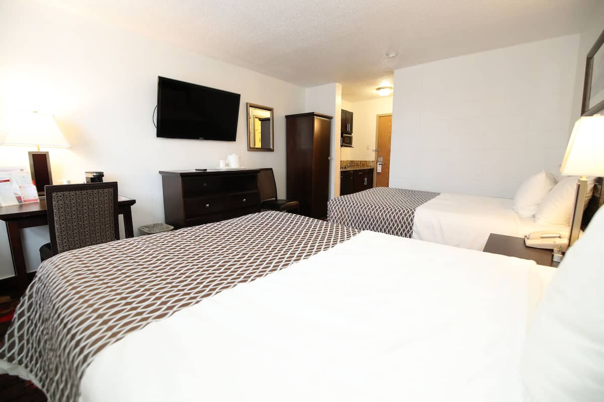 Deluxe Double Room, Kitchenette | Peralatan tempat tidur premium, meja, seterika/papan seterika