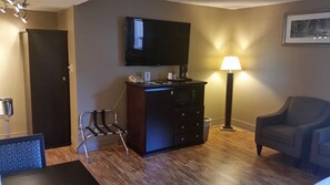 Deluxe Room, 1 King Bed, Jetted Tub | Premium bedding, desk, iron/ironing board, free WiFi
