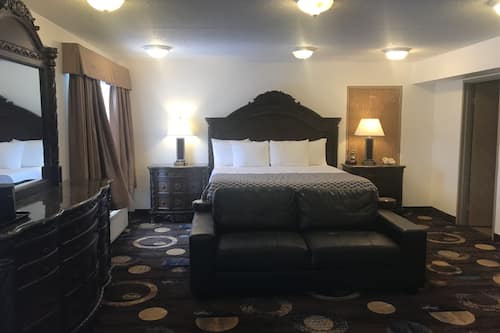 Standard Suite, 1 King Bed | Living room