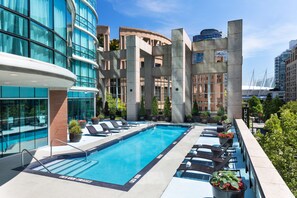 屋外プール、営業時間 6:00 ～ 22:00、サンラウンジャー