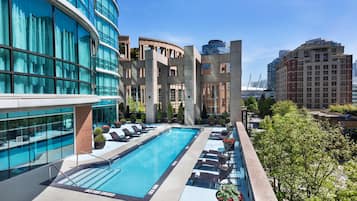 Piscine extérieure, chaises longues