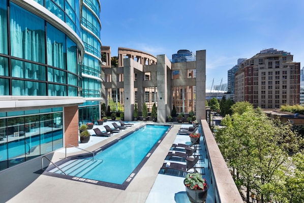 Utendørsbasseng og solsenger