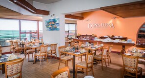 Petit déjeuner, déjeuner et dîner servis sur place