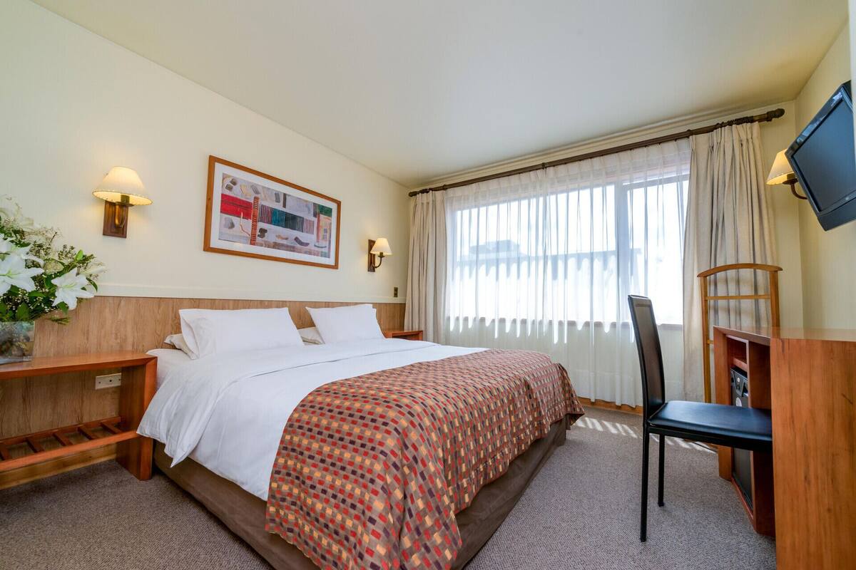 Minibar, in-room safe, desk, iron/ironing board