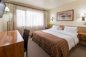 Executive Double Room, 1 Queen Bed | Minibar, in-room safe, desk, iron/ironing board
