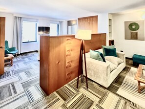 جناح جونيور - سرير ملكي - لغير المدخنين - بحوض استحمام بنظام دفع المياه (Living Room;Oversized Room) | خزنة داخل الغرفة ومكتب وواي فاي مجانًا وملاءات أسرّة