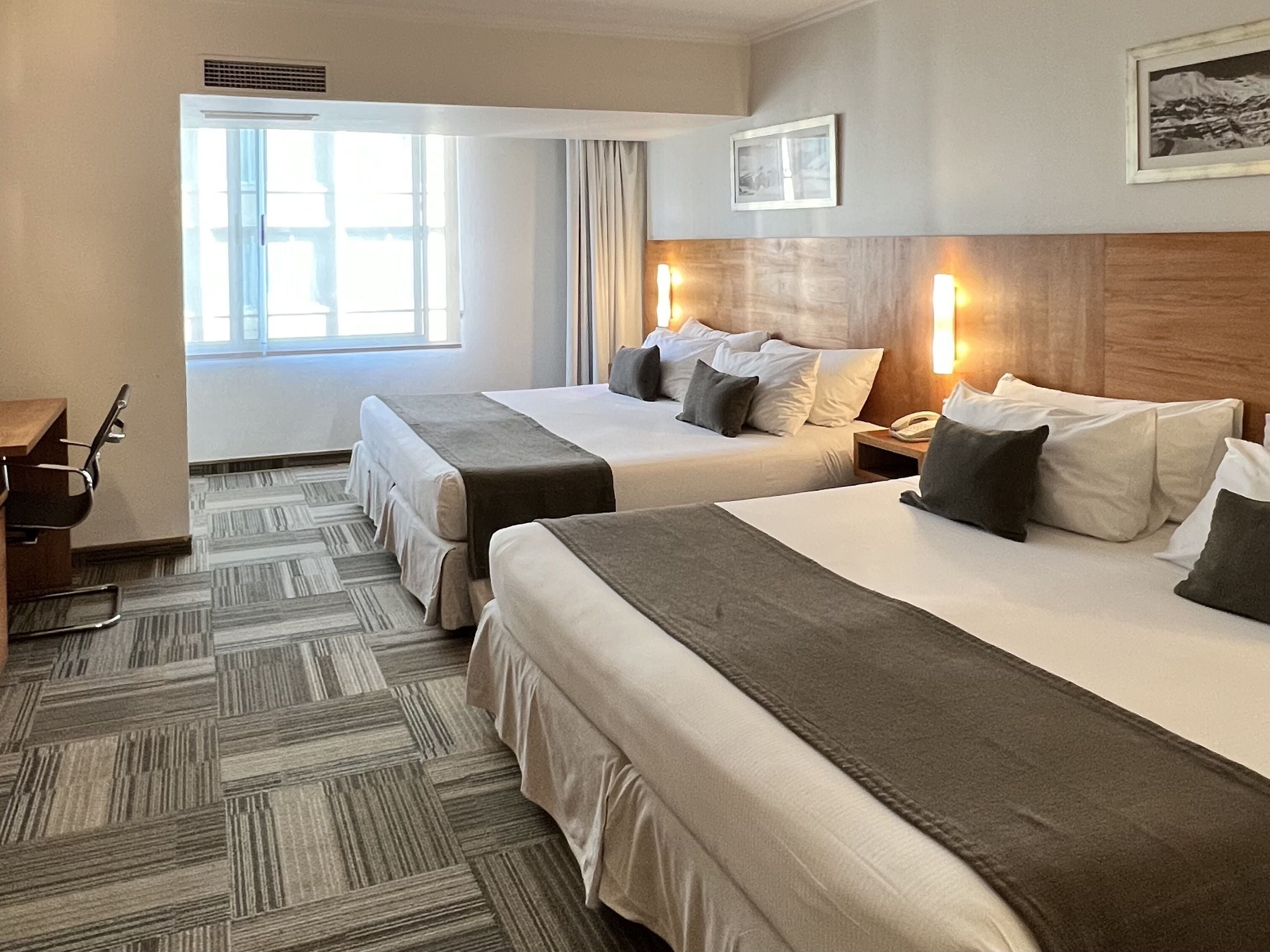 標準客房, 多張床, 非吸煙房 | 客房內保險箱、書桌、免費無線上網、床單