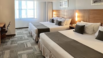 Habitación estándar, varias camas, para no fumadores | Caja de seguridad en la habitación, escritorio y wifi gratis