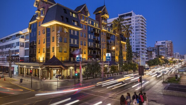 Un hotel de varios pisos con un estilo arquitectónico distintivo, que combina ladrillo y elementos modernos.