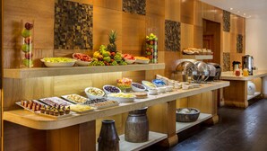 Una mesa de buffet con diversos alimentos y bebidas.