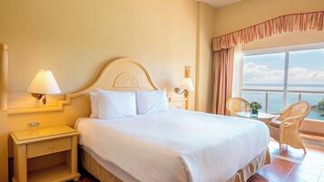 Minibaari, tallelokero huoneessa, silitysrauta/-lauta