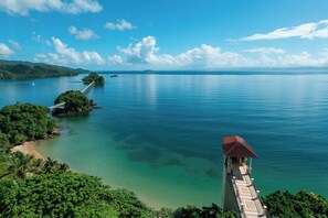A coastal view with a bridge and a beach. - Eurostars Grand Cayacoa (Samaná)