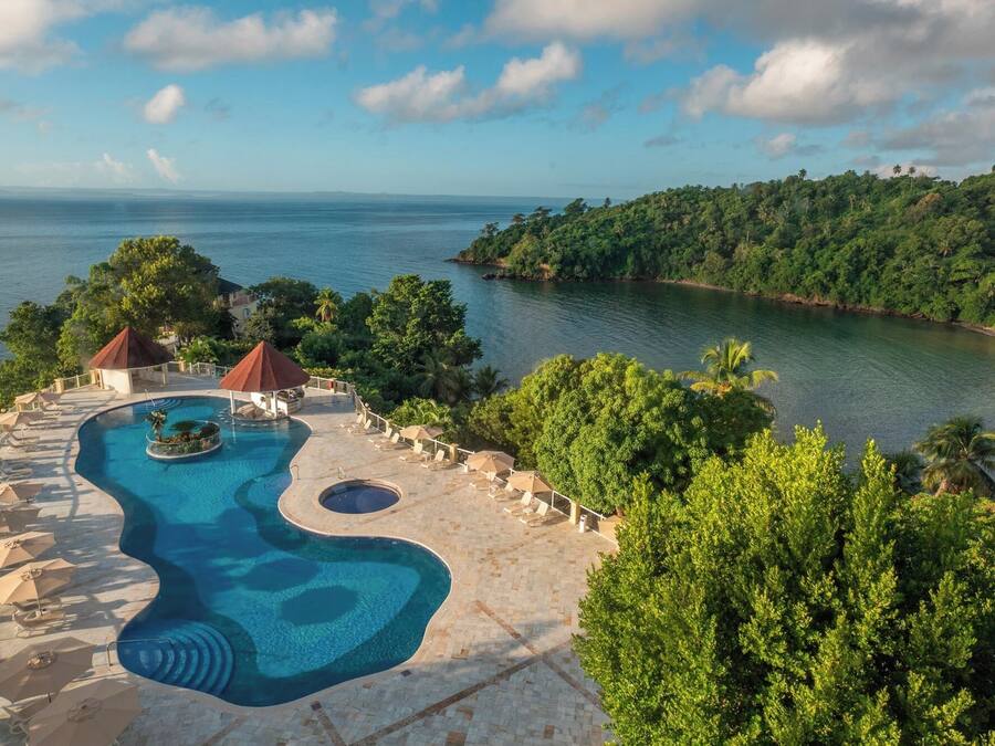 2 hồ bơi ngoài trời, dù/ô trên bãi biển/hồ bơi, ghế dài tắm nắng