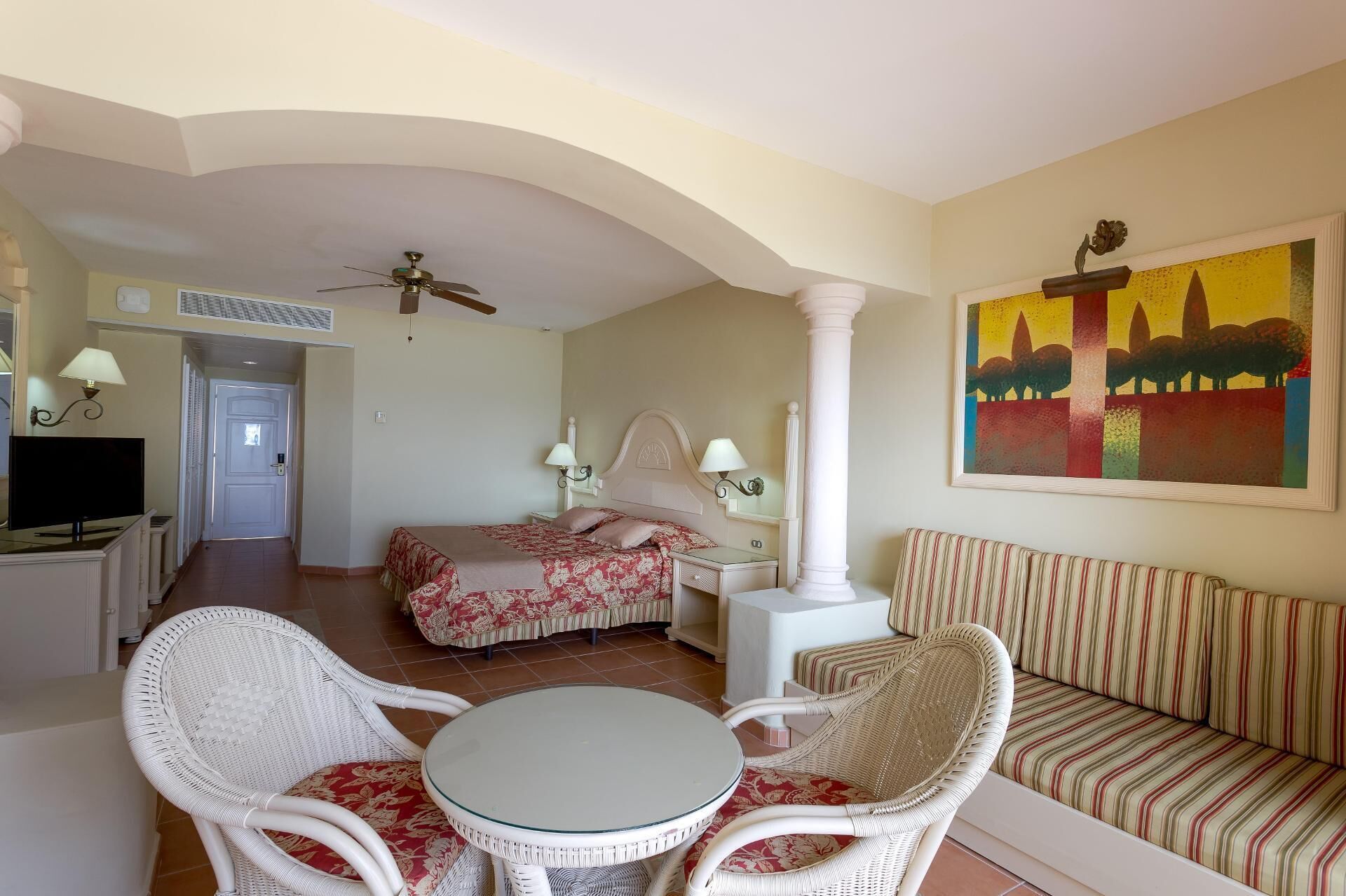 Living room | 32-inch TV with satellite channels