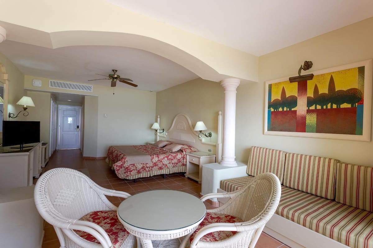 Living room | 32-inch TV with satellite channels