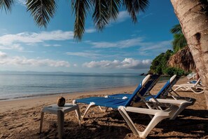 Sur la plage, chaise longue, parasol