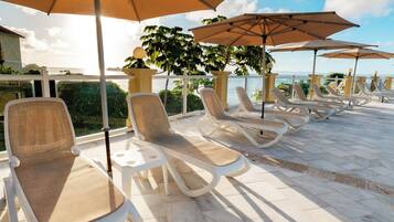 2 piscinas al aire libre, sombrillas, sillones reclinables de piscina
