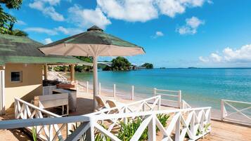 Ubicación a pie de playa, tumbonas y sombrillas