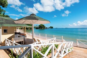 Plage, chaises longues, parasols