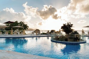 2 piscinas al aire libre, sombrillas, tumbonas