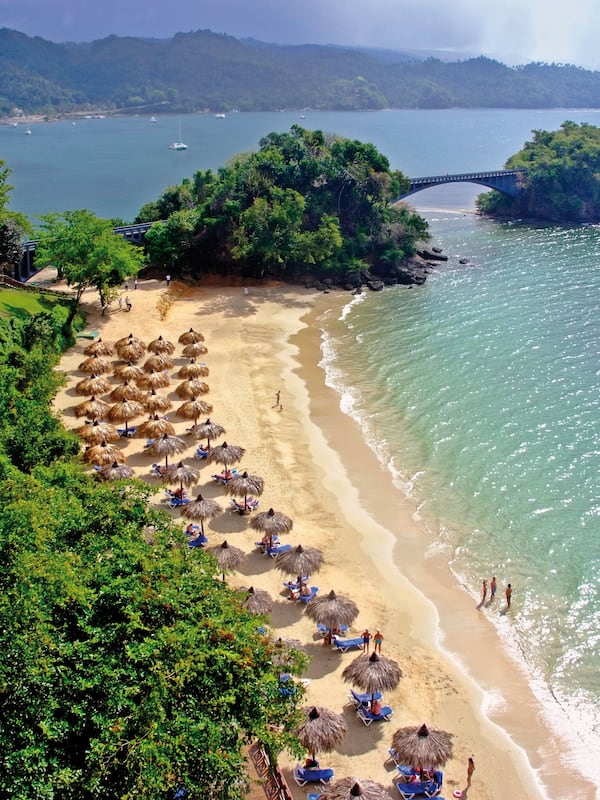 Na praia, espreguiçadeiras, guarda-sóis