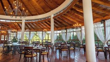 4 restaurants, lunch, dinner served; international cuisine