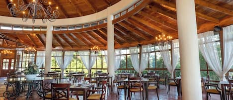 4 restaurants, serveren lunch, diner, internationale gerechten