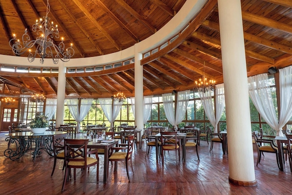 4 restaurants, lunch, dinner served; international cuisine