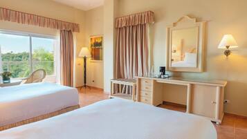 Habitación Deluxe doble | Minibar, caja fuerte, tabla de planchar con plancha y cunas gratuitas