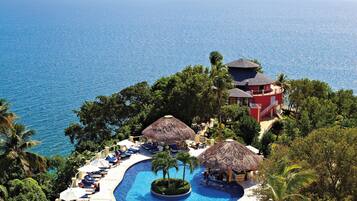 2 albercas al aire libre, sombrillas en la alberca y camastros