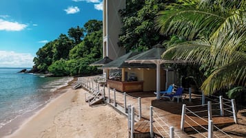 Sulla spiaggia, lettini da mare, ombrelloni