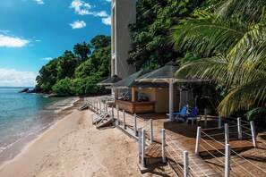 Sur la plage, chaise longue, parasol