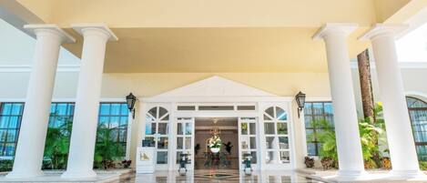 Pintu masuk hartanah