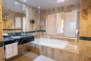 Separate tub and shower, hair dryer, towels - Eurostars Grand Cayacoa (Samaná)