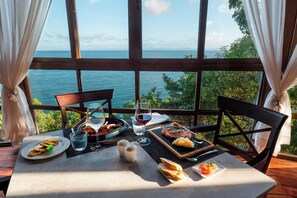 4 restaurants servant le déjeuner, spécialités Cuisine internationale