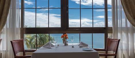 4 restaurants, lunch, dinner served; international cuisine