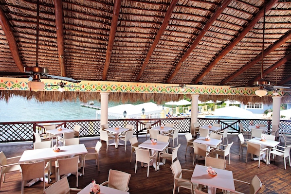 2 restaurants, lunch, dinner served; international cuisine