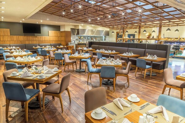 2 Restaurants, Frühstück, Mittagessen, lokale und internationale Küche