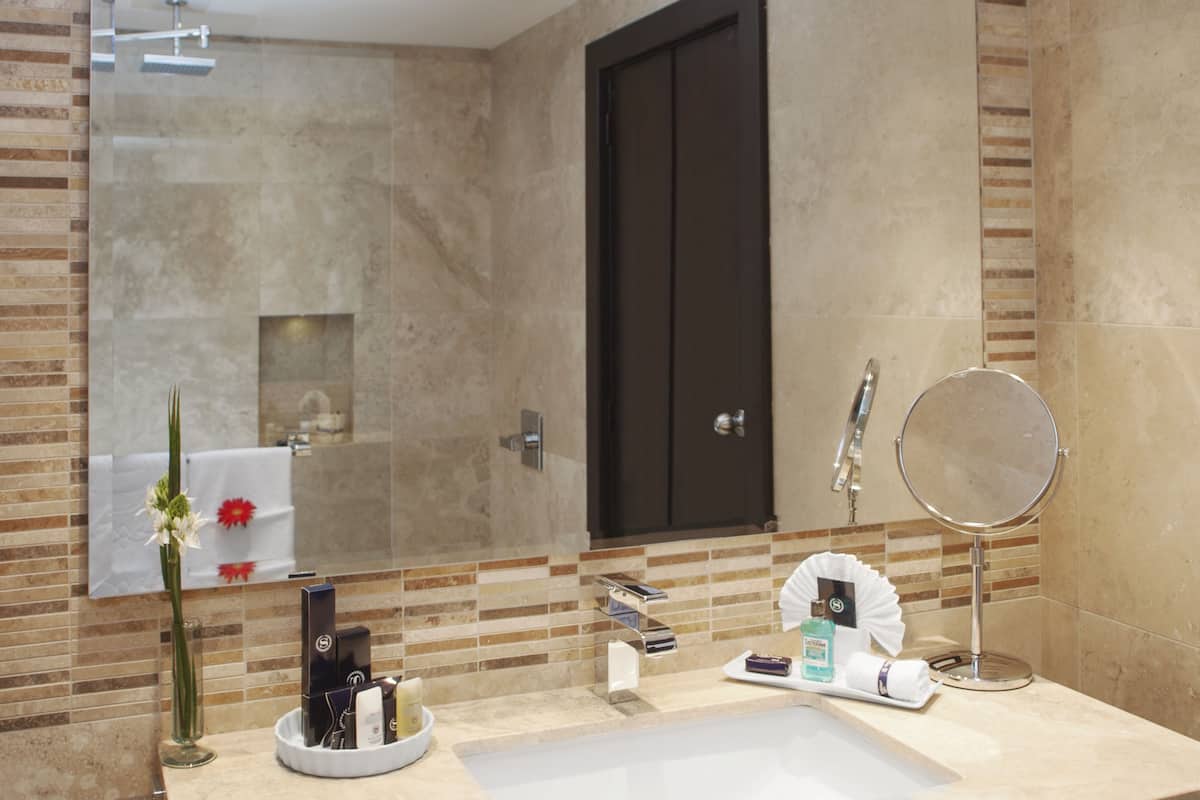 Rainfall showerhead, free toiletries, hair dryer, bathrobes