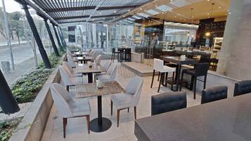 2 restaurantes; se sirven desayunos, comidas y cenas