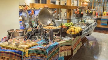 Desayuno buffet diario (USD 25.50 por persona)